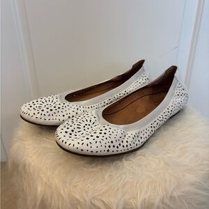 Vionic Robyn white leather perforated ballet flats size 7